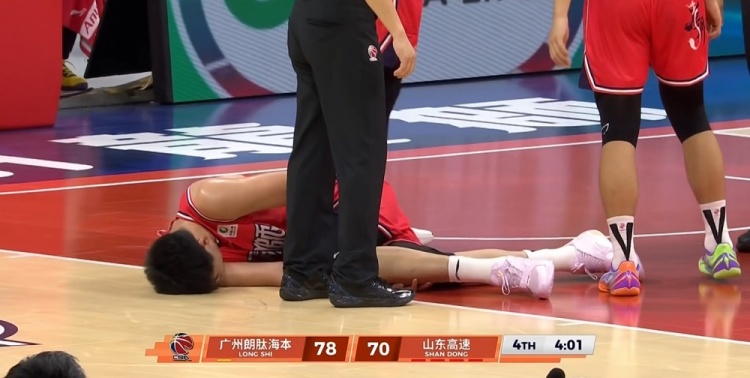 开云-升级了！徐昕被克里斯撞到肋部痛苦倒地 裁判回看后吹克里斯违体